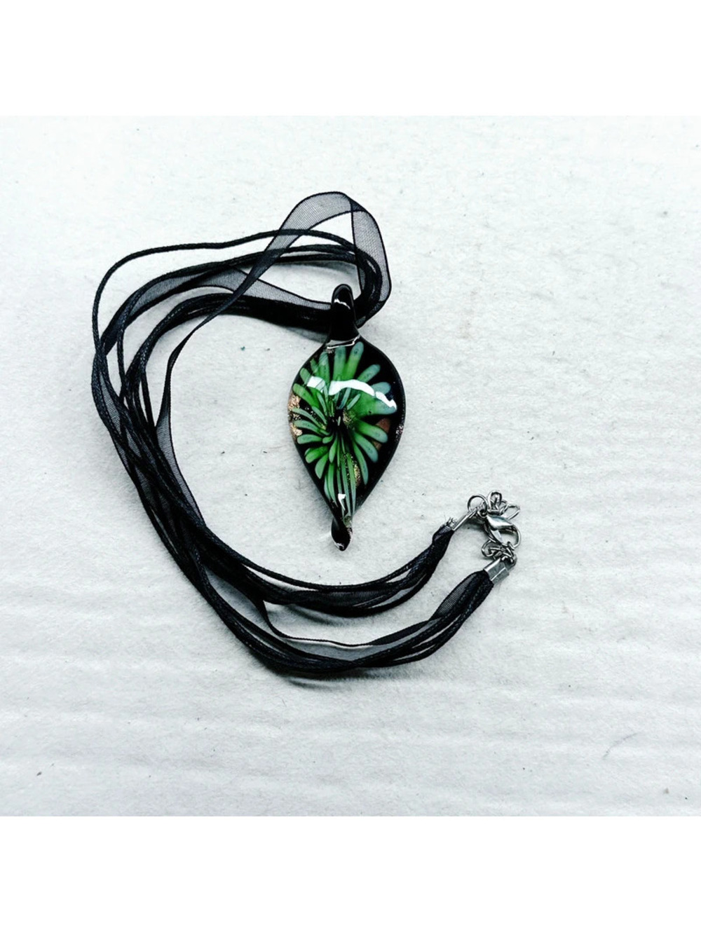 4693gc. Green Art Glass Necklace Floral